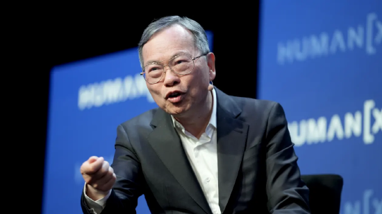 超微电脑给出疲弱业绩指引，称受 “经济不确定