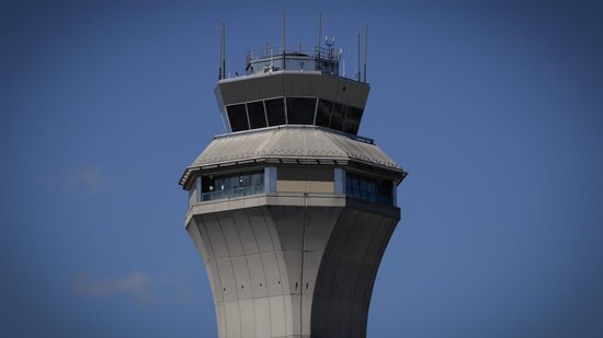 美国联邦航空管理局在数百次航班中断后考虑减